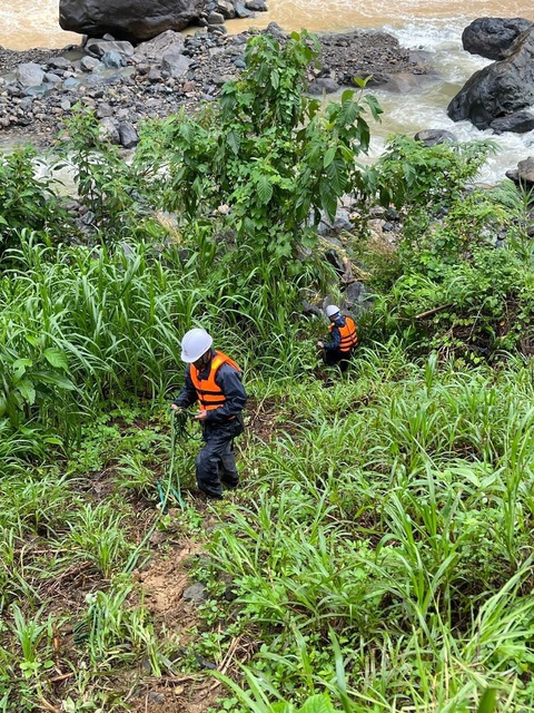 Điện lực các tỉnh phía Bắc khẩn trương khắc phục sự cố mưa lũ kéo dài - Ảnh 6. Với tinh thần chủ động và nỗ lực hết mình, Tổng công ty Điện lực miền Bắc đã và đang nỗ lực tiếp cận hiện trường, tổ chức khắc phục ngay các sự cố, để có thể cấp điện trở lại sớm nhất cho khách hàng - Ảnh: EVNNPC