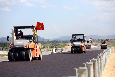 Thông xe cao tốc quốc lộ 45 - Nghi Sơn và Nghi Sơn - Diễn Châu trước ngày 2-9 - Ảnh 1. Nhiều đoạn cao tốc quốc lộ 45 - Nghi Sơn qua tỉnh Thanh Hóa đang được thảm bê tông nhựa - Ảnh: TRẦN HUY HÙNG