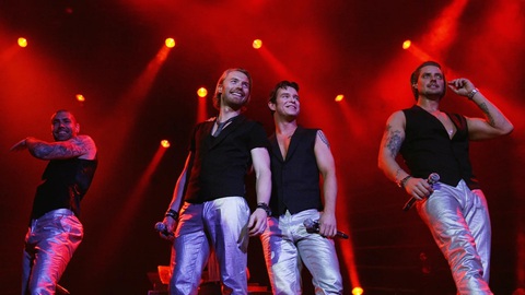 'Ông hoàng tình ca' Ronan Keating và 'huyền thoại hip-hop' Epik High đến Việt Nam - Ảnh 1. Ronan Keating (thứ hai từ trái sang) và Boyzone trong buổi biểu diễn tại 02 Arena ở London năm 2008 - Ảnh: CNN