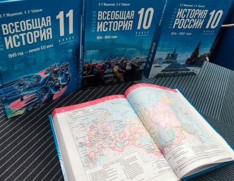 Nga cập nhật chiến sự Ukraine vào sách giáo khoa mới - Ảnh 1. Sách giáo khoa lịch sử mới của Nga bao gồm cả tình hình chiến sự ở Ukraine - Ảnh: RBC