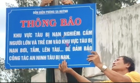 8 tháng va vào đá ngầm gãy đôi, tàu Hoàng gia 46 vẫn chưa trục vớt - Ảnh 3. Biên phòng phải cắm biển thông báo để người dân tránh xa con tàu trong lúc chờ trục vớt - Ảnh: VĂN TÁNH
