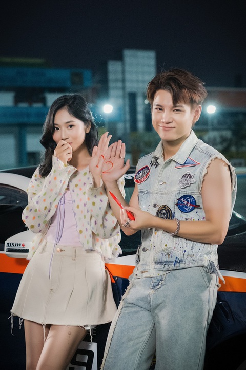 Phạm Đình Thái Ngân kể chuyện yêu đương bằng đua xe F1 - Ảnh 4. Phạm Đình Thái Ngân và nữ chính trong MV có tương tác cực ngọt