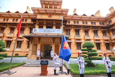Tuổi mới của ASEAN: kỳ vọng và thách thức - Ảnh 1. Lễ thượng cờ ASEAN tại trụ sở Bộ Ngoại giao Việt Nam ngày 8-8 - Ảnh: DANH KHANG