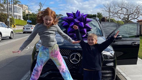 Triệu phú 12 tuổi sắm Range Rover, muốn kín tiếng nhưng không quên đăng Instagram - Ảnh 2. Pixie và em trai bên chiếc Mercedes-Benz được mẹ mua cho - Ảnh: Pixie Curtis/Instagram