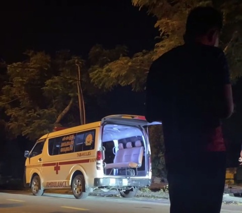 Nhân viên Trung tâm Pháp y Đà Nẵng cản xe: Sở Y tế yêu cầu làm rõ phản ánh của Tuổi Trẻ - Ảnh 1. Xe cứu thương gia đình chị Bùi Thu H. chờ trước Trung tâm Pháp y Đà Nẵng rạng sáng 8-8 do không được vào bên trong - Ảnh cắt từ clip