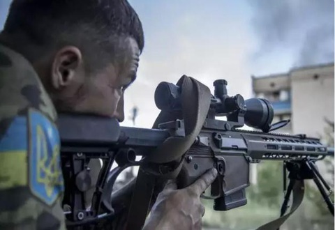 Đội quân 'Ác quỷ và Thiên thần' Ukraine tìm bắn tỉa các chỉ huy hàng đầu Nga - Ảnh 1. Một tay súng bắn tỉa người Ukraine - Ảnh: ANADOLU AGENCY