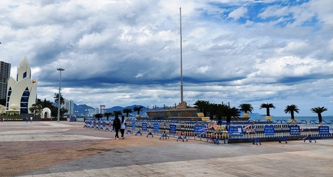 Lễ thượng cờ, khánh thành cột cờ mới bên biển Nha Trang vào ngày 2-9 - Ảnh 3. Khu cột cờ mới hoàn thành xây dựng tại quảng trường 2 Tháng 4 bên biển Nha Trang, chuẩn bị sẽ được thượng cờ trong buổi lễ diễn ra vào sáng Ngày Quốc khánh 2-9-2023 - Ảnh: PHAN SÔNG NGÂN