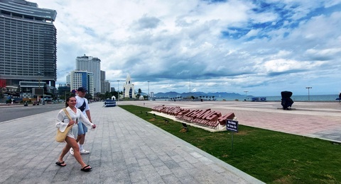 Lễ thượng cờ, khánh thành cột cờ mới bên biển Nha Trang vào ngày 2-9 - Ảnh 1. Khu quảng trường 2 Tháng 4, đường Trần Phú vừa được đầu tư nâng cấp, cải tạo, xây mới cột cờ bên biển Nha Trang (Khánh Hòa) - Ảnh: PHAN SÔNG NGÂN