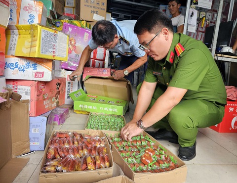 Ngày 31-8, cơ quan chức năng Hà Nội đã thu giữ lượng lớn bánh trung thu nhập lậu - Ảnh: QLTT Ngày 31-8, cơ quan chức năng Hà Nội đã thu giữ lượng lớn bánh trung thu nhập lậu - Ảnh: Quản lý thị trường