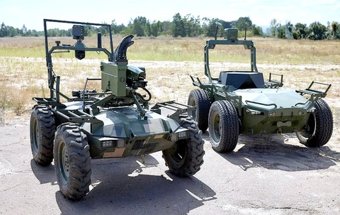 Ukraine đầu tư cho đội quân công nghệ - Ảnh 1. Các robot quân sự không người lái của Ukraine. Kiev cho biết đã thử nghiệm 25 robot tự sản xuất cho mục đích quân sự - Ảnh: Newsweek