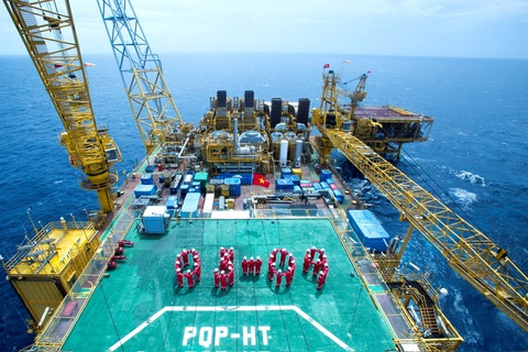 Petrovietnam - 48 năm phát triển cùng đất nước - Ảnh 1. Các kỹ sư, người lao động trên cụm giàn Hải Thạch – Mộc Tinh xếp hình chào mừng ngày thành lập Petrovietnam (3-9)