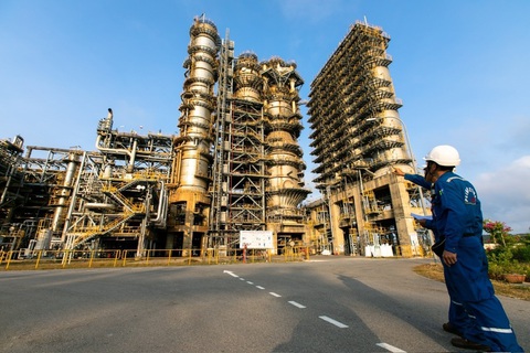 Petrovietnam - 48 năm phát triển cùng đất nước - Ảnh 3. Các kỹ sư kiểm tra thiết bị tại nhà máy lọc dầu Dung Quất - nhà máy lọc dầu đầu tiên của đất nước