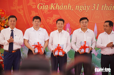 PGS.TS Vũ Trọng Lâm - giám đốc, tổng biên tập NXB Chính trị Quốc gia Sự thật tặng bộ sách cho các đơn vị của Hải Dương - Ảnh: T.ĐIỂU PGS.TS Vũ Trọng Lâm - giám đốc, tổng biên tập NXB Chính trị Quốc gia Sự thật (bìa trái) - tặng bộ sách cho các đơn vị của tỉnh Hải Dương - Ảnh: T.ĐIỂU