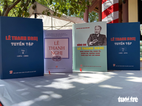 Bộ sách 4 cuốn về ông Lê Thanh Nghị được xuất bản dịp này - Ảnh: T.ĐIỂU Bộ sách 4 cuốn về ông Lê Thanh Nghị được xuất bản dịp này - Ảnh: T.ĐIỂU