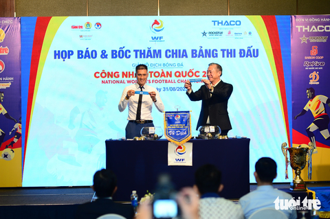 Bốc thăm Giải vô địch bóng đá công nhân toàn quốc 2023: Sân chơi đẳng cấp cho công nhân- Ảnh 1. Ông Phạm Văn Tài - tổng giám đốc Công ty cổ phần Tập đoàn Trường Hải - THACO (bìa phải), nhà tài trợ kim cương của Giải vô địch bóng đá công nhân toàn quốc 2023 và cựu danh thủ Công Vinh (trái) tham gia bốc thăm - Ảnh: QUANG ĐỊNH