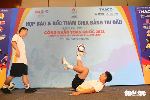 Bốc thăm Giải vô địch bóng đá công nhân toàn quốc 2023: Sân chơi đẳng cấp cho công nhân- Ảnh 4. Buổi họp báo sôi động với màn biểu diễn của VĐV tâng bóng nghệ thuật Phạm Trọng Thy - Ảnh: QUANG ĐỊNH