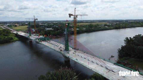 Hợp long cầu bắc qua sông Vàm Cỏ Tây, thông xe toàn tuyến Vành đai TP Tân An trong năm 2023 - Ảnh 1. Cầu bắc qua sông Vàm Cỏ Tây đưa vào sử dụng sẽ giúp thông suốt toàn tuyến Vành đai TP Tân An - Ảnh: SƠN LÂM
