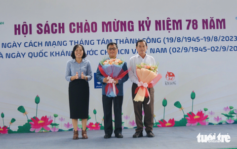 Đường sách thành phố Cao Lãnh khai mạc hội sách dịp lễ 2-9 - Ảnh 1. Bà Lê Thị Mai Trinh - phó chủ tịch UBND TP Cao Lãnh - tặng hoa cho các đơn vị phối hợp tổ chức Ngày hội sách - Ảnh: ĐẶNG TUYẾT