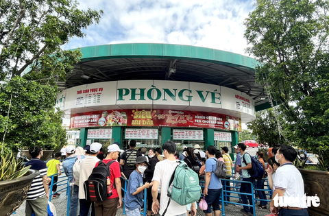 Khu vui chơi tại TP.HCM nhộn nhịp ngày đầu nghỉ lễ - Ảnh 2. Phòng vé rất đông người xếp hàng mua từ sáng sớm