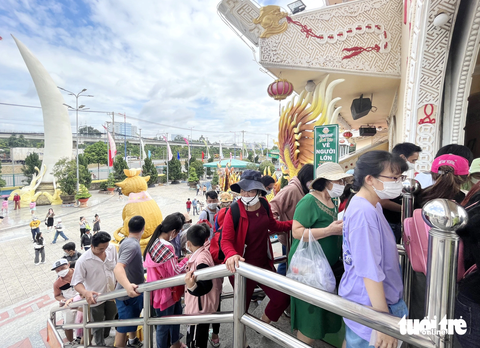 Khu vui chơi tại TP.HCM nhộn nhịp ngày đầu nghỉ lễ - Ảnh 3. Người dân xếp hàng để soát vé qua cổng tại Khu du lịch Suối Tiên
