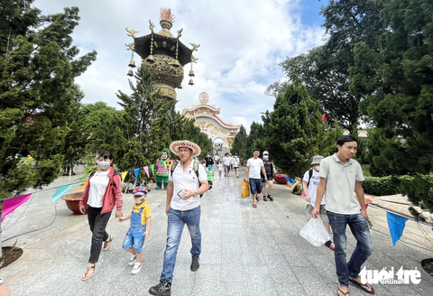 Khu vui chơi tại TP.HCM nhộn nhịp ngày đầu nghỉ lễ - Ảnh 4. Thời tiết sáng nay khá dễ chịu, không nắng gắt phù hợp để các gia đình có con nhỏ vui chơi thoải mái hơn