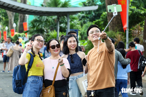 Khu vui chơi tại TP.HCM nhộn nhịp ngày đầu nghỉ lễ - Ảnh 7. Gia đình của anh Nam cùng nhau lưu lại khoảnh khắc kỷ niệm dịp lễ 2-9