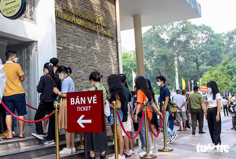 Khu vui chơi tại TP.HCM nhộn nhịp ngày đầu nghỉ lễ - Ảnh 5. Các bạn trẻ xếp hàng mua vé để vào tham quan dinh Độc Lập