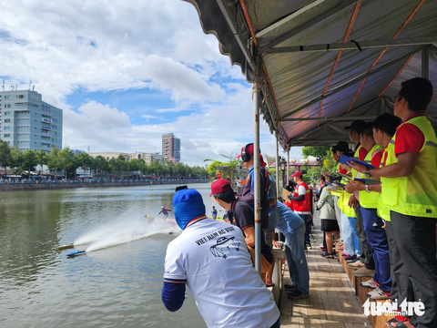 Sôi động tranh tài giải đua tàu mô hình nhân dịp lễ 2-9 tại Tiền Giang - Ảnh 2. Thành viên các câu lạc bộ tranh tài trên đường đua - Ảnh: HOÀI THƯƠNG