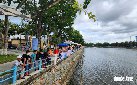 Sôi động tranh tài giải đua tàu mô hình nhân dịp lễ 2-9 tại Tiền Giang - Ảnh 4. Hàng trăm người dân tập trung hai bên giếng nước để theo dõi, cổ vũ cho các vận động viên tranh tài - Ảnh: HOÀI THƯƠNG