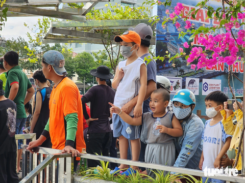 Sôi động tranh tài giải đua tàu mô hình nhân dịp lễ 2-9 tại Tiền Giang - Ảnh 5. Nhiều em nhỏ cùng gia đình thích thú đến xem đua tàu mô hình - Ảnh: HOÀI THƯƠNG