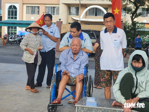 Sôi động tranh tài giải đua tàu mô hình nhân dịp lễ 2-9 tại Tiền Giang - Ảnh 6. Cụ ông ngồi xe lăn được gia đình đưa đến xem đua tàu mô hình - Ảnh: HOÀI THƯƠNG