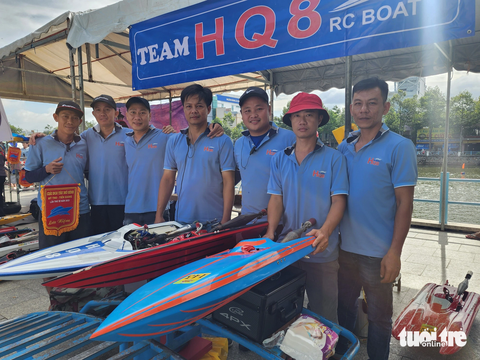 Sôi động tranh tài giải đua tàu mô hình nhân dịp lễ 2-9 tại Tiền Giang - Ảnh 9. Các thành viên của câu lạc bộ HQ8 chụp ảnh cùng các tàu mô hình để chuẩn bị bước vào tranh tài cùng các đội khác - Ảnh: HOÀI THƯƠNG