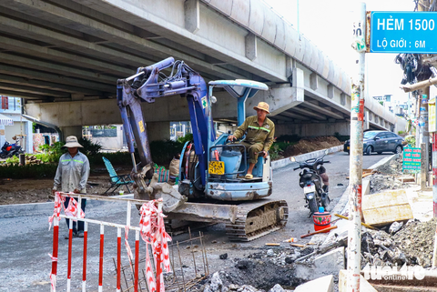 Những công trình giao thông quan trọng ở TP.HCM không… nghỉ lễ - Ảnh 2. Đối với công trình xây dựng cầu Long Kiểng, hiện tại các công nhân đang làm các công đoạn cuối cùng như: bó vỉa, lót gạch, kẻ vạch, trồng cây… tất cả công việc này đều hướng đến mục tiêu thông xe vào sáng 8-9.