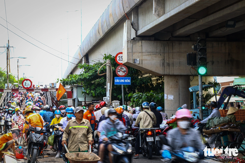 Những công trình giao thông quan trọng ở TP.HCM không… nghỉ lễ - Ảnh 4. Cầu Long Kiểng hoàn thành sẽ thay thế cho cây cầu sắt cũ ở bên cạnh đã xuống cấp nhiều năm qua và không còn đảm bảo chiều rộng cho xe cộ lại. Phần dạ cầu đang được các công nhân dọn dẹp sạch sẽ và trồng thêm cây xanh để tăng cảnh quan đô thị.