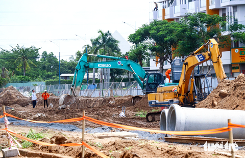 Những công trình giao thông quan trọng ở TP.HCM không… nghỉ lễ - Ảnh 5. Trong khi đó, tại khu vực dự án mở rộng quốc lộ 50 (huyện Bình Chánh), dù đang trong dịp nghỉ lễ nhưng máy móc vẫn hoạt động liên tục.