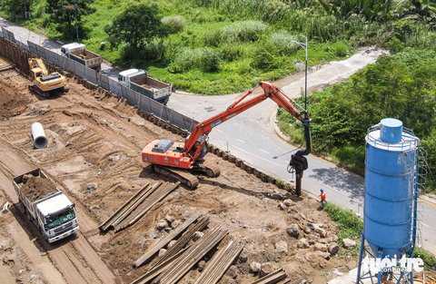Những công trình giao thông quan trọng ở TP.HCM không… nghỉ lễ - Ảnh 7. Đại diện Ban quản lý dự án mở rộng quốc lộ 50 cho biết những ngày thường có khoảng 60 người hoạt động ở khu vực này. Còn những ngày lễ có 40 người (tức chỉ giảm khoảng 1/3 số lượng), ngoài ra các công việc khác vẫn được duy trì ổn định.