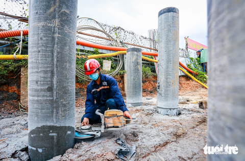 Những công trình giao thông quan trọng ở TP.HCM không… nghỉ lễ - Ảnh 8. Còn tại dự án xây dựng nút giao An Phú (đoạn cầu Bà Dạt, TP Thủ Đức), Ban giao thông cũng khuyên khích anh em công nhân làm việc xuyên lễ để duy trì tiến độ hiện tại. Tính riêng khu vực này có ít nhất 20 công nhân cùng hàng chục máy móc vẫn đang hoạt động hối hả. Hình ảnh ghi nhận vào sáng 1-9.