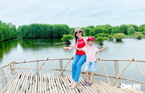 Lễ 2-9: Khách du lịch đến Phú Quốc có dấu hiệu khởi sắc trở lại - Ảnh 3. Khách du lịch và người dân địa phương đến đầm Đông Hồ chụp lại những bức ảnh bên cảnh rừng đước mênh mông chạy hút cả tầm mắt - Ảnh: M.QUYÊN