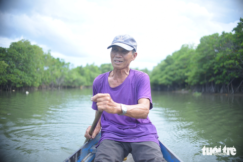 Nhờ người dân chèo xuồng chở đi tham quan trên đầm - Ảnh: LÂM THIÊN Người dân chèo xuồng chở khách đi tham quan trên đầm - Ảnh: LÂM THIÊN
