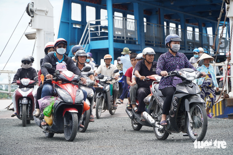 Ngày đầu hoạt động, phà Vàm Cống không bị ế khách - Ảnh 1. Ngày đầu hoạt động, phà Vàm Cống không bị ế khách - Ảnh: CHÍ HẠNH