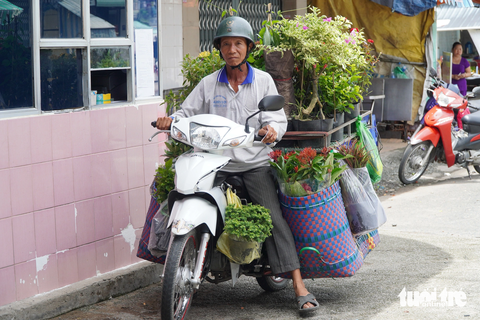 Ngày đầu hoạt động, phà Vàm Cống không bị ế khách - Ảnh 2. Người dân buôn bán, làm ăn chở hàng cồng kềnh chọn đi phà thay vì đi cầu để an toàn mùa mưa gió lớn - Ảnh: CHÍ HẠNH