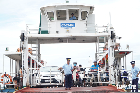Ngày đầu hoạt động, phà Vàm Cống không bị ế khách - Ảnh 4. Một chuyến phà kín các phương tiện qua phà - Ảnh: CHÍ HẠNH