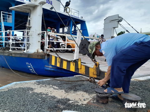 Ngày đầu hoạt động, phà Vàm Cống không bị ế khách - Ảnh 6. Nhân viên phà cũng vui mừng vì đông khách ngay ngày đầu hoạt động - Ảnh: CHÍ HẠNH