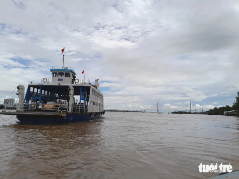 Ngày đầu hoạt động, phà Vàm Cống không bị ế khách - Ảnh 7. Một chuyến phà lớn đầy ắp phương tiện, ở phía xa dưới hạ lưu là cây cầu Vàm Cống - Ảnh: CHÍ HẠNH