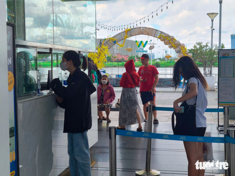 Lễ 2-9: Bus sông sốt vé, trung tâm thương mại, siêu thị chỗ đông nơi vắng - Ảnh 1. Chiều 1-9, nhiều khách ghé trạm buýt sông Sài Gòn - Saigon Waterbus (quận 1) nhưng đành ngậm ngùi ra về bởi hết vé - Ảnh: N.XUÂN