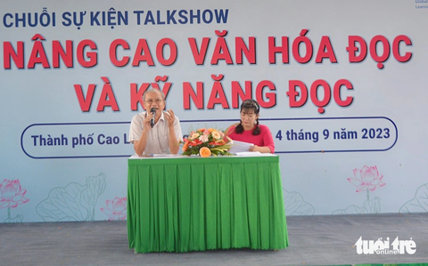 ChatGPT có thể thay thế sách và tự đọc sách không? - Ảnh 1. Nhà báo, tác giả Dương Thành Truyền trò chuyện với học sinh và bạn đọc tại Đường sách TP Cao Lãnh về chủ đề Sách và văn hóa đọc trong thời kỳ công nghệ số - Ảnh: ĐẶNG TUYẾT