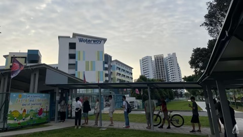 Người dân Singapore vui vẻ đi bầu cử tổng thống mới - Ảnh 6. Người dân Singapore xếp hàng tại một điểm bỏ phiếu ở Trường tiểu học Waterway từ sáng sớm 1-9 - Ảnh: CNA