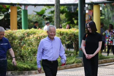 Người dân Singapore vui vẻ đi bầu cử tổng thống mới - Ảnh 2. Ứng cử viên Ng Kok Song cùng vị hôn thê là bà Sybil Lau đến bỏ phiếu sáng 1-9 tại điểm bỏ phiếu ở khu dân cư Newton - Ảnh: THE STRAITS TIMES