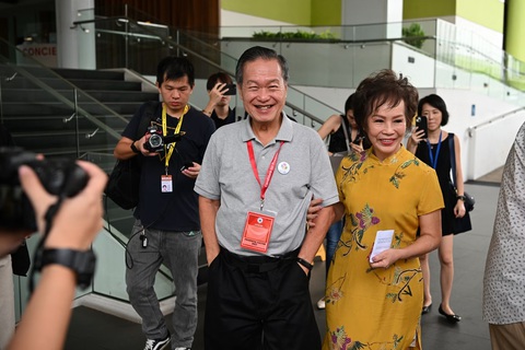 Người dân Singapore vui vẻ đi bầu cử tổng thống mới - Ảnh 3. Ứng cử viên Tan Kin Lian vui vẻ "khoe" với truyền thông địa phương sáng nay ông còn kịp thưởng thức tổ yến và nước cốt gà do đích thân vợ ông chuẩn bị - Ảnh: THE STRAITS TIMES