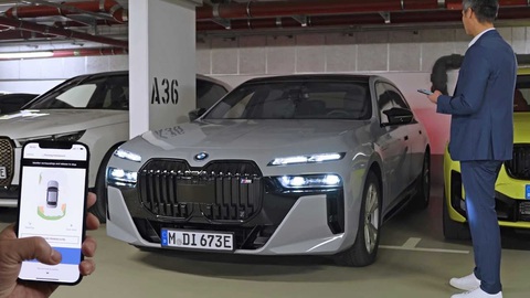 Không chỉ người mới lo béo phì, ô tô cũng vậy, các bãi đỗ xe 'ngán ngẩm' - Ảnh 2. BMW i7 vượt vạch kẻ trắng trong bãi đỗ - Ảnh: Planet Car News